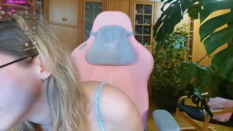 Snapshot of magicstylex chatting on February 12, 4:44 am Nicole online show from February 12, 4:44 am