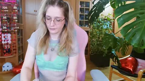 Snapshot of magicstylex chatting on February 16, 9:05 pm Nicole online show from February 16, 9:05 pm