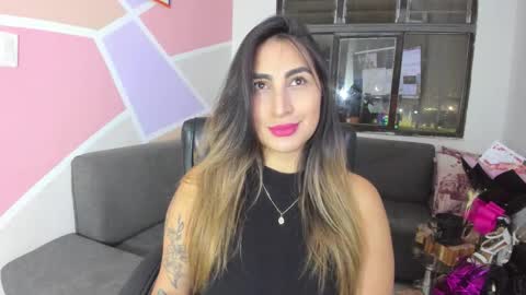 Snapshot of maiaconnor chatting on November 28, 2:47 am online show from November 28, 2:47 am