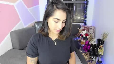 Snapshot of maiaconnor chatting on December 14, 12:05 am online show from December 14, 12:05 am