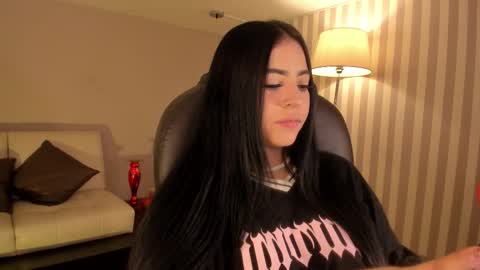 Snapshot of maiiitee_ chatting on December 2, 4:24 pm Mait online show from December 2, 4:24 pm