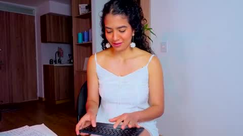   Lauu online show from April 14, 6:36 pm