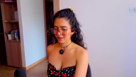 Snapshot of maithe_perroni chatting on April 29, 6:14 pm Lauu online show from April 29, 6:14 pm