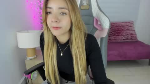 Snapshot of majo_gomez chatting on February 10, 10:19 pm Majo online show from February 10, 10:19 pm