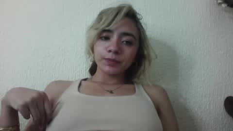 Snapshot of majo_gomezz chatting on November 6, 1:28 am majo_gomezz online show from November 6, 1:28 am