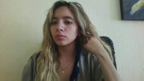 Snapshot of majo_gomezz chatting on December 1, 3:50 pm majo_gomezz online show from December 1, 3:50 pm