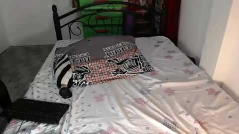 Snapshot of makelove2mebb chatting on December 27, 12:29 am makelove2mebb online show from December 27, 12:29 am