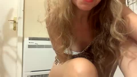 Snapshot of makemedanc chatting on October 21, 5:57 pm makemedanc online show from October 21, 5:57 pm