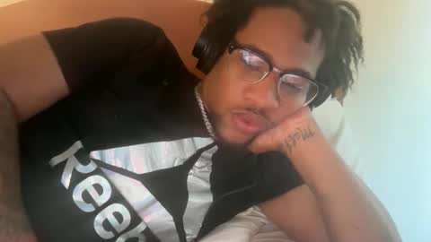 makemenutinmywifewhilewefuck online show from April 25, 5:10 pm