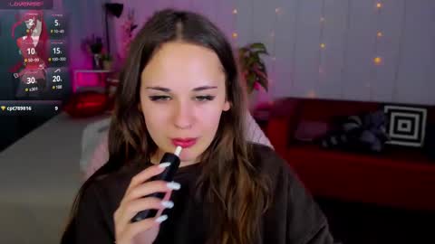 Snapshot of makima_lee chatting on February 12, 7:56 pm Makima online show from February 12, 7:56 pm