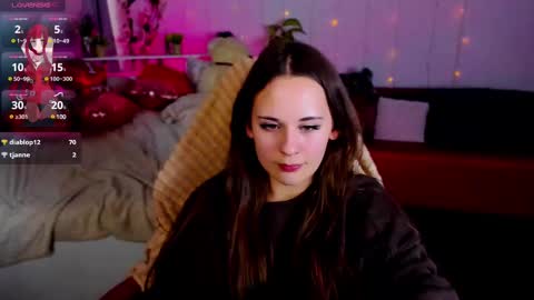 Snapshot of makima_lee chatting on February 15, 8:44 am Makima online show from February 15, 8:44 am