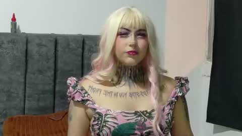 Snapshot of maliciaxpoison chatting on June 16, 5:54 am maliciaxpoison online show from June 16, 5:54 am