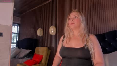 Snapshot of malorysweet chatting on February 3, 12:21 pm MalorySweet online show from February 3, 12:21 pm