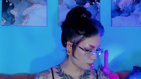 Snapshot of mamushka_ chatting on November 19, 5:02 pm online show from November 19, 5:02 pm