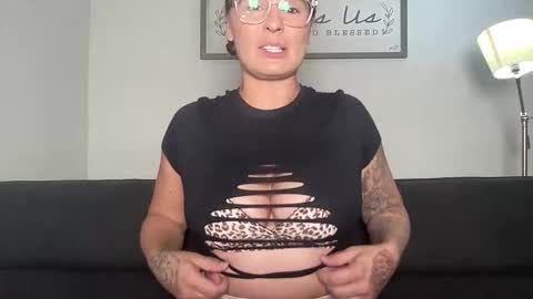 Snapshot of mandyrheaa chatting on November 5, 2:11 am Mandy online show from November 5, 2:11 am