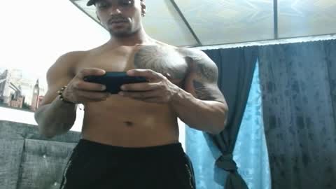 Snapshot of manolofitt chatting on January 12, 12:18 am Manolo online show from January 12, 12:18 am