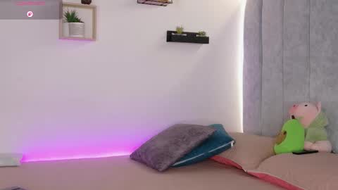 Snapshot of manu_montoya_ chatting on May 2, 4:12 pm Manu online show from May 2, 4:12 pm