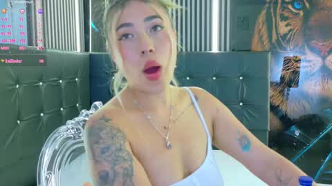 Snapshot of manuelaveelez chatting on October 2, 6:37 pm Manuela online show from October 2, 6:37 pm