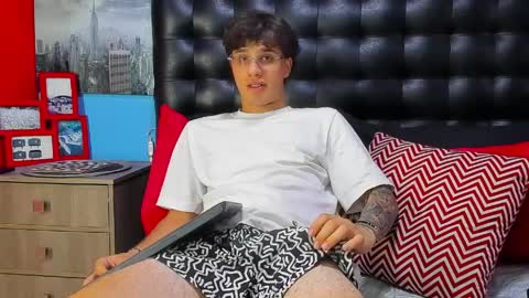 Manuel online show from April 6, 10:33 pm