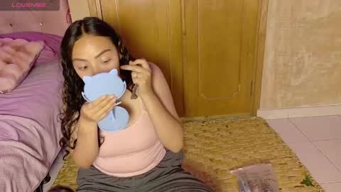 Snapshot of manumeow_ chatting on May 4, 11:12 pm Manu online show from May 4, 11:12 pm