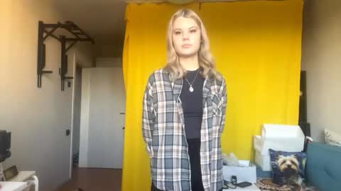 Snapshot of mapleduonola chatting on November 19, 10:48 am Lara online show from November 19, 10:48 am