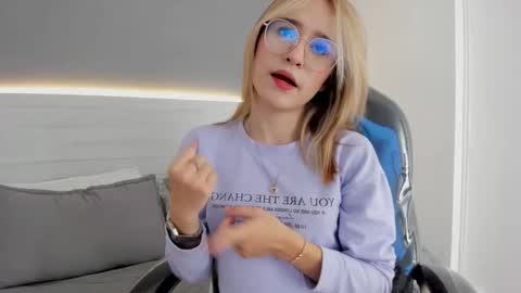 mara_33 online show from December 13, 8:25 pm