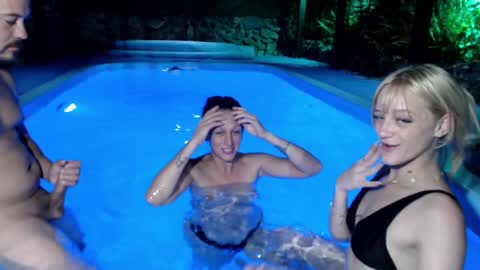 Snapshot of mara_david chatting on December 18, 12:21 am coshitaxxx online show from December 18, 12:21 am