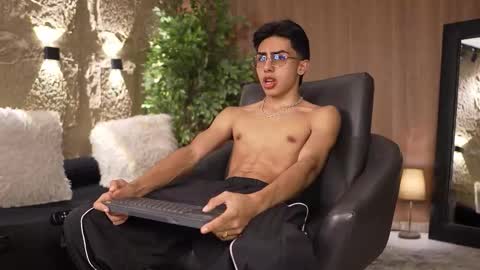 Snapshot of marcoyethan chatting on November 18, 7:18 pm Marco and Ethan online show from November 18, 7:18 pm