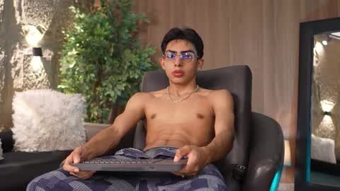 Snapshot of marcoyethan chatting on December 4, 7:44 pm Marco and Ethan online show from December 4, 7:44 pm