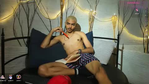 Snapshot of marcusrain_ chatting on December 5, 4:54 am Marcus online show from December 5, 4:54 am