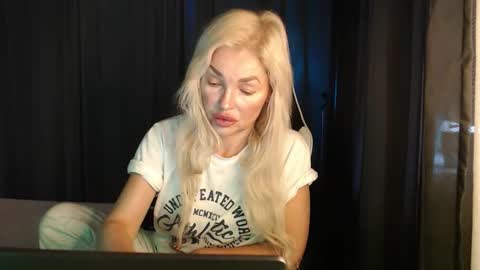 Snapshot of margoo_77 chatting on October 12, 2:43 am Margoo online show from October 12, 2:43 am
