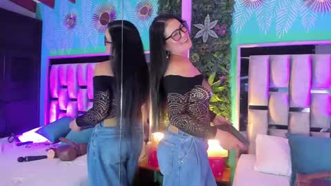 Snapshot of mari_cooper1 chatting on May 26, 10:39 pm Mari online show from May 26, 10:39 pm