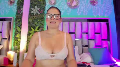 Snapshot of mari_cooper1 chatting on May 31, 9:27 pm Mari online show from May 31, 9:27 pm