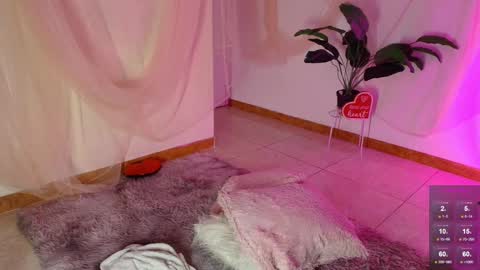 Snapshot of maria_petit chatting on February 14, 4:37 am M. online show from February 14, 4:37 am