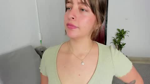 Snapshot of mariana_le chatting on May 6, 2:33 pm Mariana online show from May 6, 2:33 pm