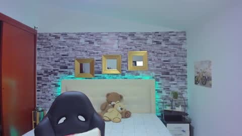 Mariana online show from December 6, 1:11 pm