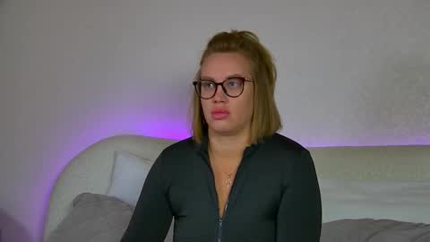 Snapshot of marianeumann chatting on September 12, 6:02 am Maria online show from September 12, 6:02 am