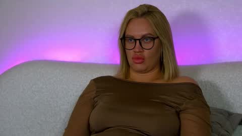 Snapshot of marianeumann chatting on October 23, 7:07 am Maria online show from October 23, 7:07 am