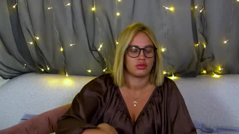 Snapshot of marianeumann chatting on October 24, 8:11 am Maria online show from October 24, 8:11 am