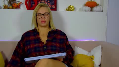 Snapshot of marianeumann chatting on November 2, 6:21 pm Maria online show from November 2, 6:21 pm