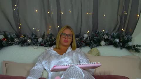 Snapshot of marianeumann chatting on December 3, 6:54 am Maria online show from December 3, 6:54 am