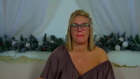 Snapshot of marianeumann chatting on December 15, 7:18 pm Maria online show from December 15, 7:18 pm