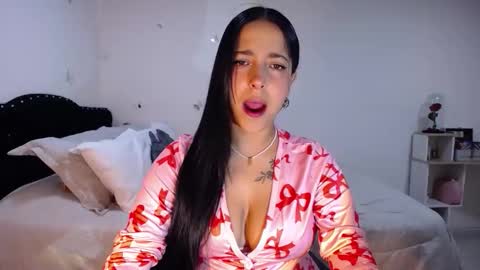 Snapshot of marie_daved chatting on October 12, 2:21 am Nicolle online show from October 12, 2:21 am