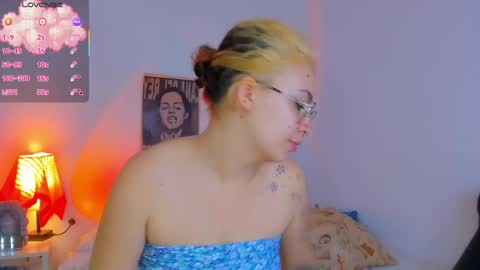 Snapshot of marieetaylor chatting on May 21, 7:10 pm Mariee online show from May 21, 7:10 pm