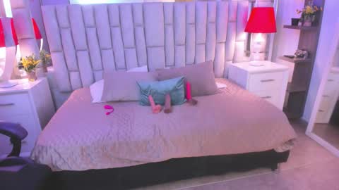 mariiahneedles online show from February 6, 5:34 am