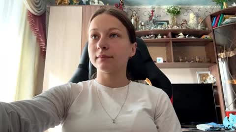 Snapshot of marlenahuit chatting on June 21, 5:32 am Lena online show from June 21, 5:32 am