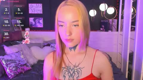 Snapshot of marquise_villaret chatting on March 1, 6:04 am marquise_villaret online show from March 1, 6:04 am