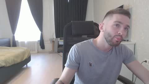 Snapshot of marselle_looker chatting on February 7, 7:18 am Marselle online show from February 7, 7:18 am