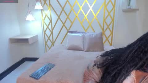 Snapshot of maryevans_ chatting on November 17, 1:06 pm online show from November 17, 1:06 pm