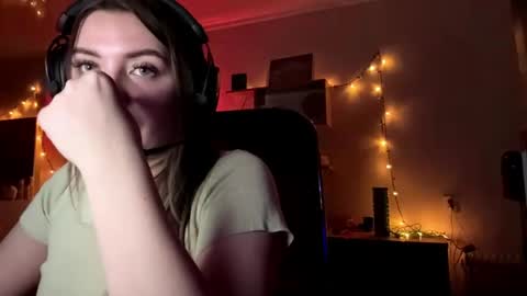 Annie online show from April 21, 6:12 pm